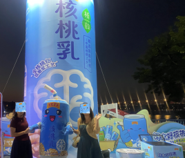 一群人站在商店門口中度可信度描述已自動生成