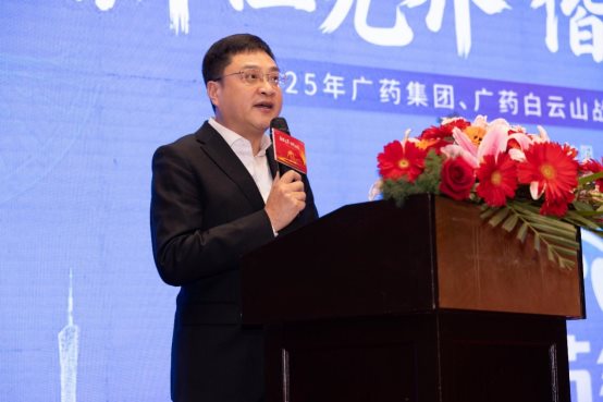 穿著西裝筆挺的男子與配字AI 生成的內容可能不正確。